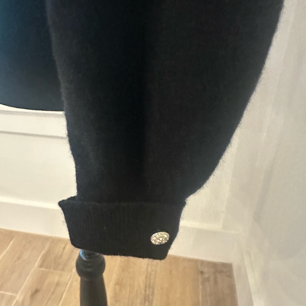 Elegant Black Cardigan with Cream Collar - Picture 6 of 10
